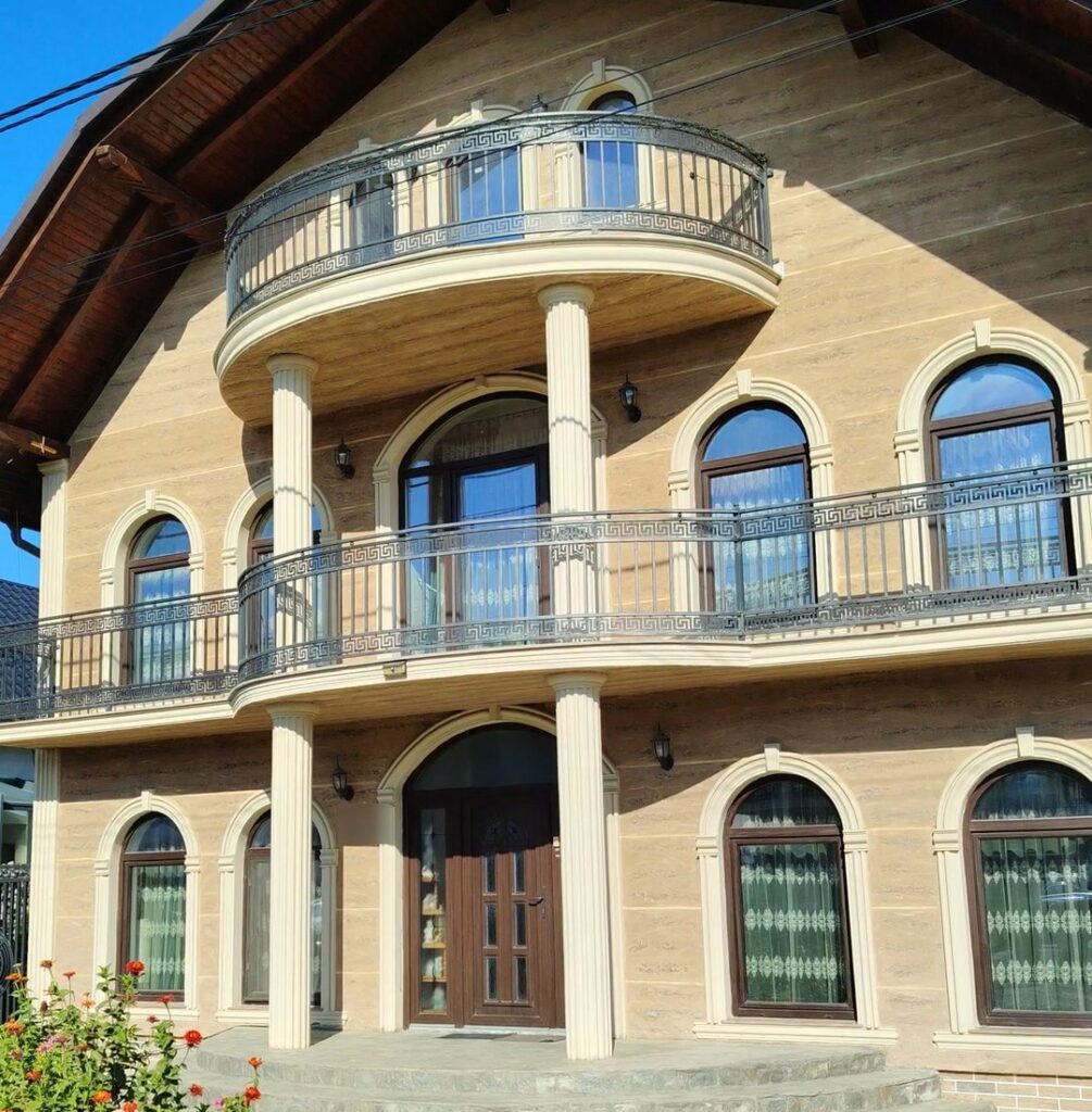 Vilă cu fațadă finisată cu Travertino Fresca Eurobeta
